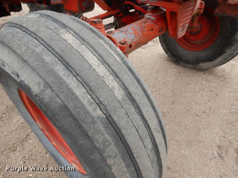 image for item DG5759 International 1086 tractor