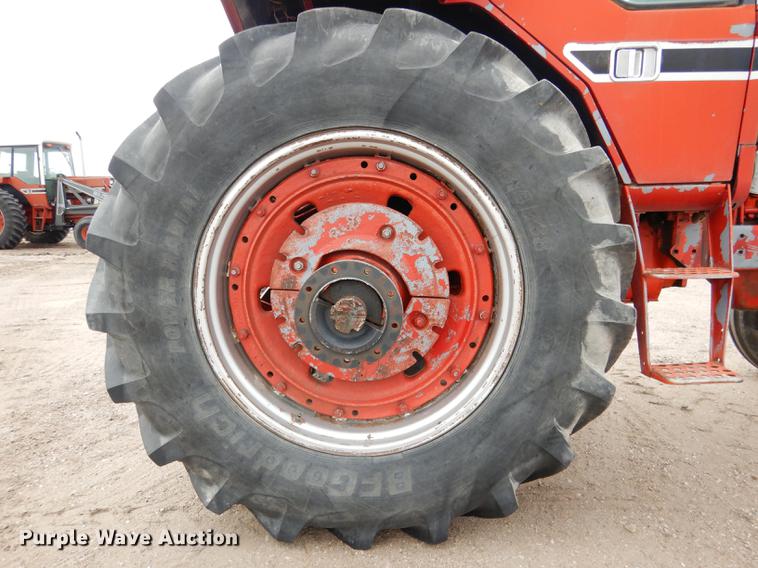 image for item DG5759 International 1086 tractor