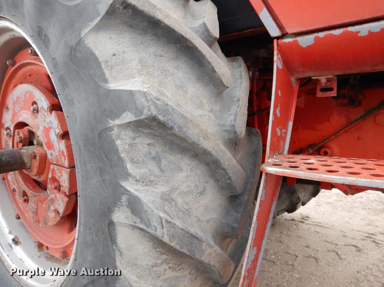 image for item DG5759 International 1086 tractor