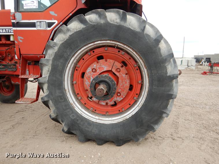 image for item DG5759 International 1086 tractor