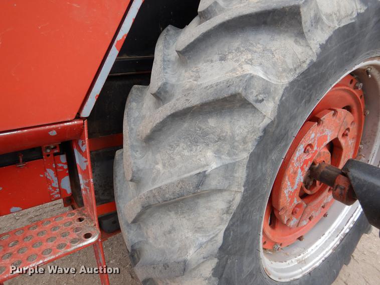 image for item DG5759 International 1086 tractor