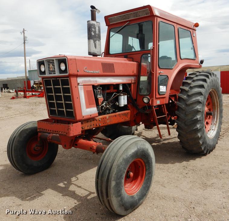 image for item DG5763 International 1468 tractor