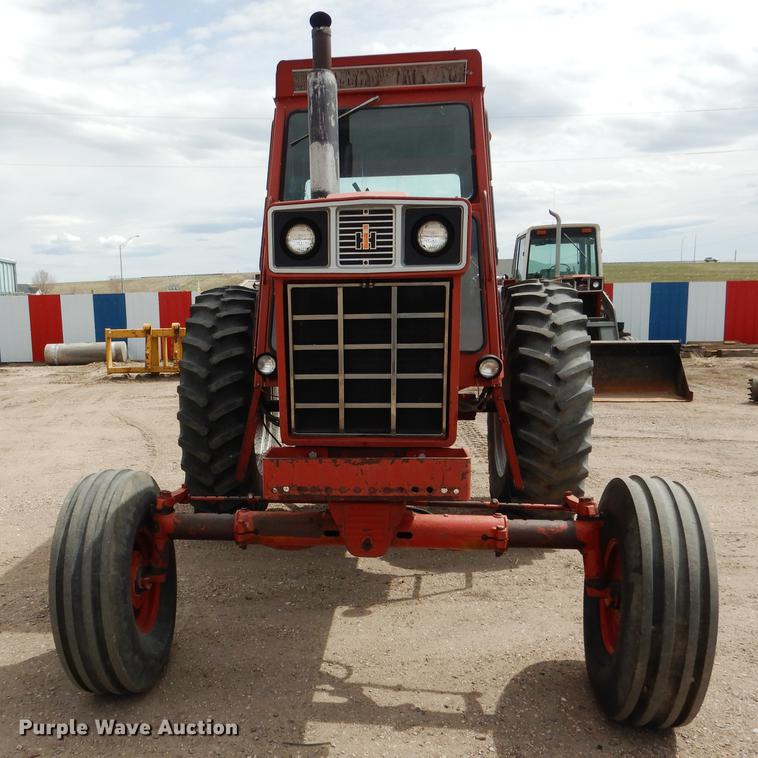 image for item DG5763 International 1468 tractor