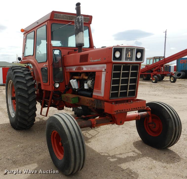 image for item DG5763 International 1468 tractor