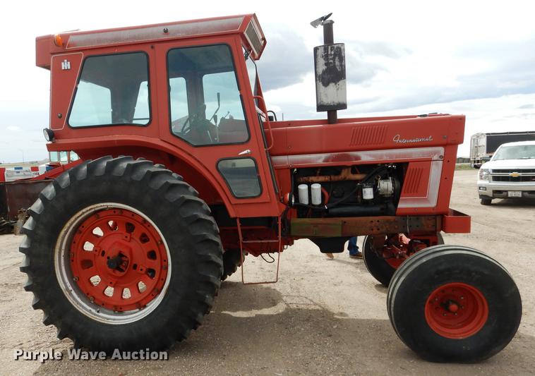 image for item DG5763 International 1468 tractor