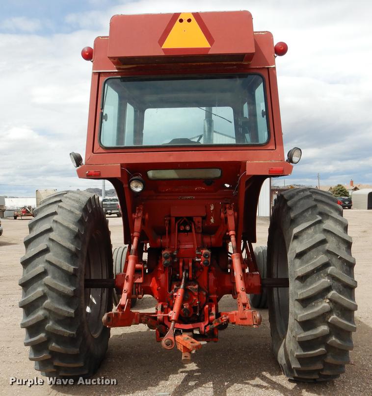 image for item DG5763 International 1468 tractor