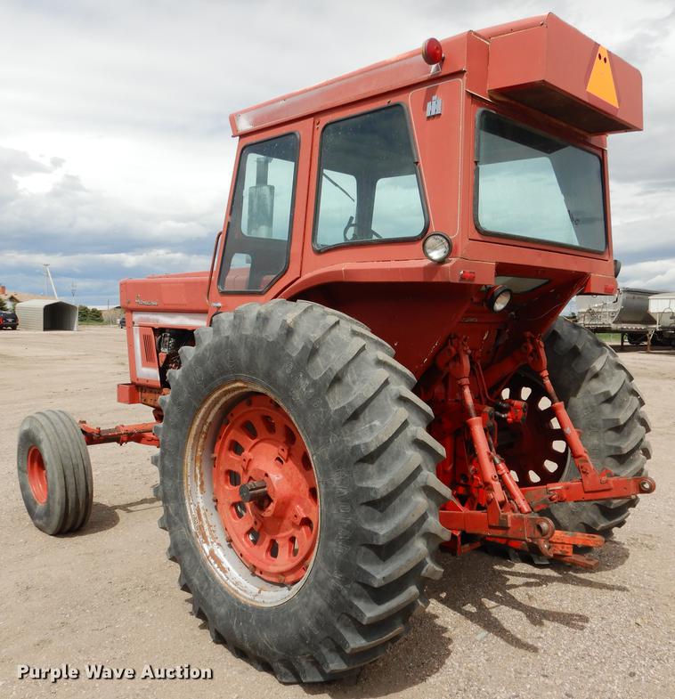 image for item DG5763 International 1468 tractor