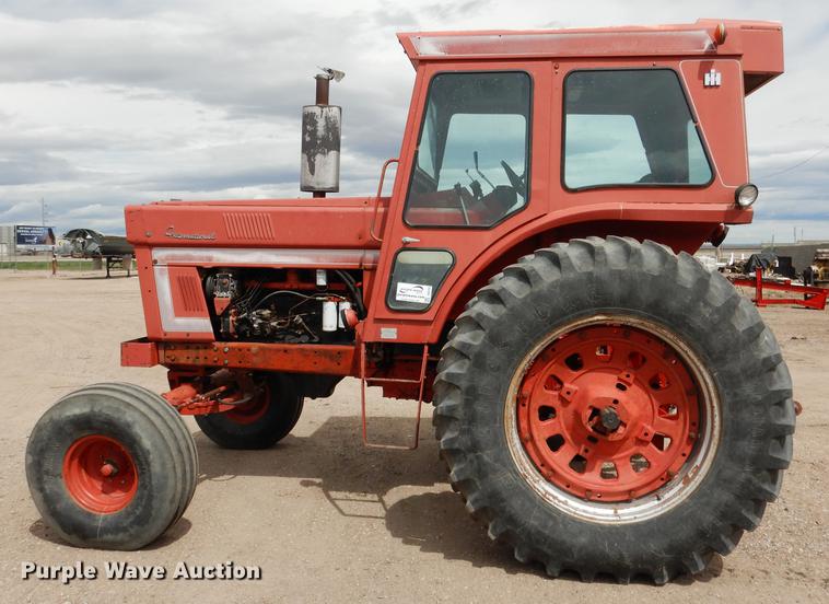 image for item DG5763 International 1468 tractor