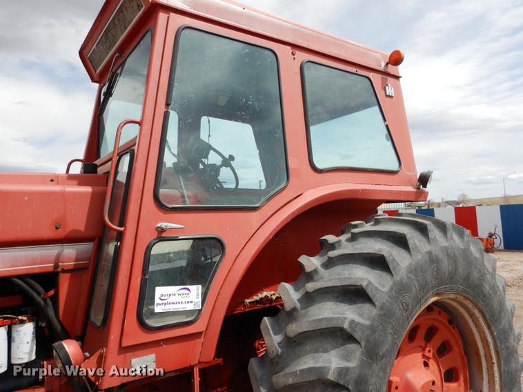 image for item DG5763 International 1468 tractor