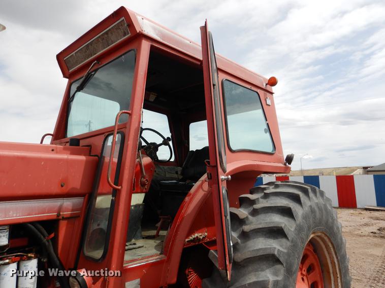 image for item DG5763 International 1468 tractor