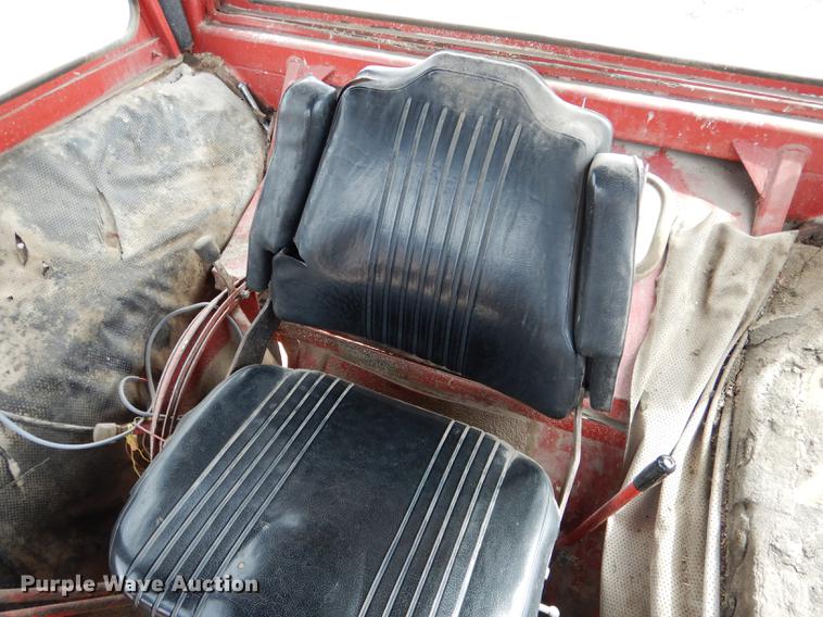 image for item DG5763 International 1468 tractor