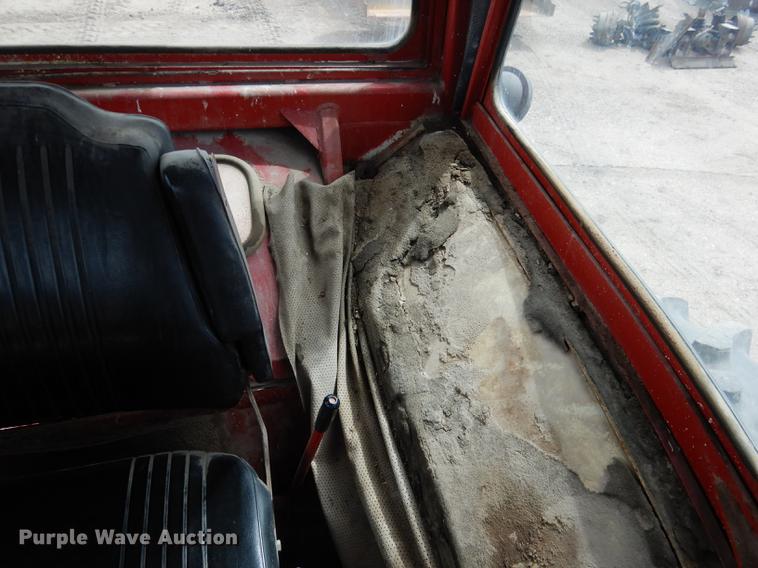 image for item DG5763 International 1468 tractor