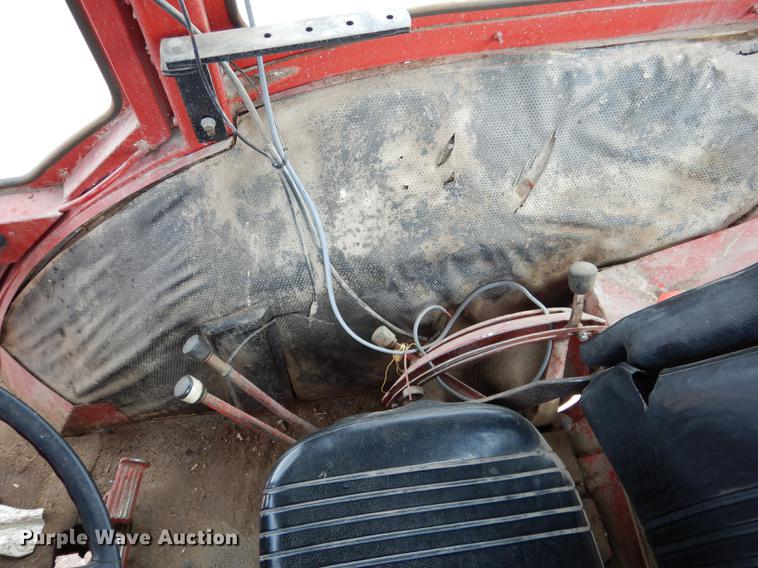 image for item DG5763 International 1468 tractor