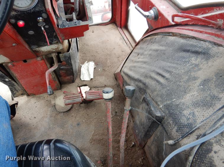 image for item DG5763 International 1468 tractor