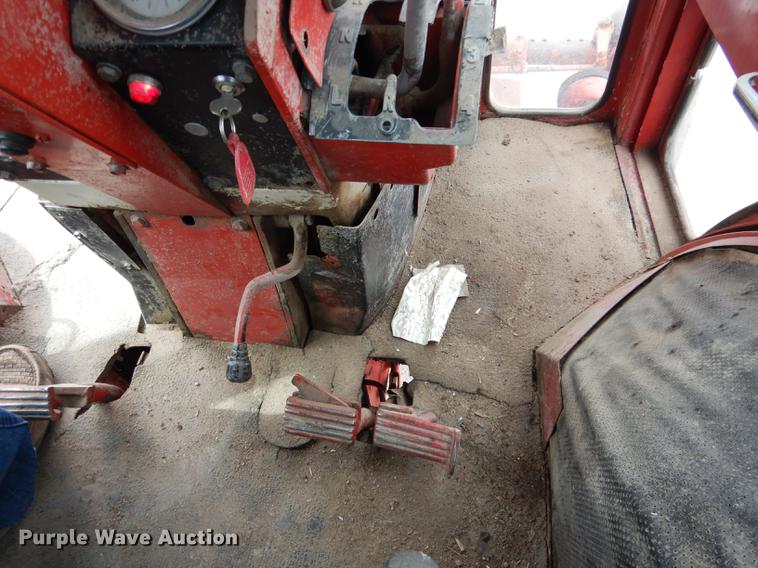 image for item DG5763 International 1468 tractor