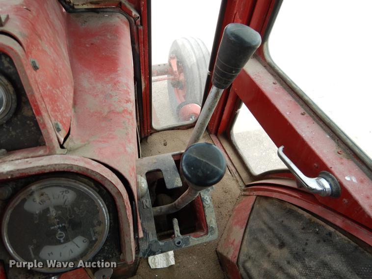 image for item DG5763 International 1468 tractor