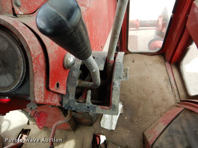 image for item DG5763 International 1468 tractor