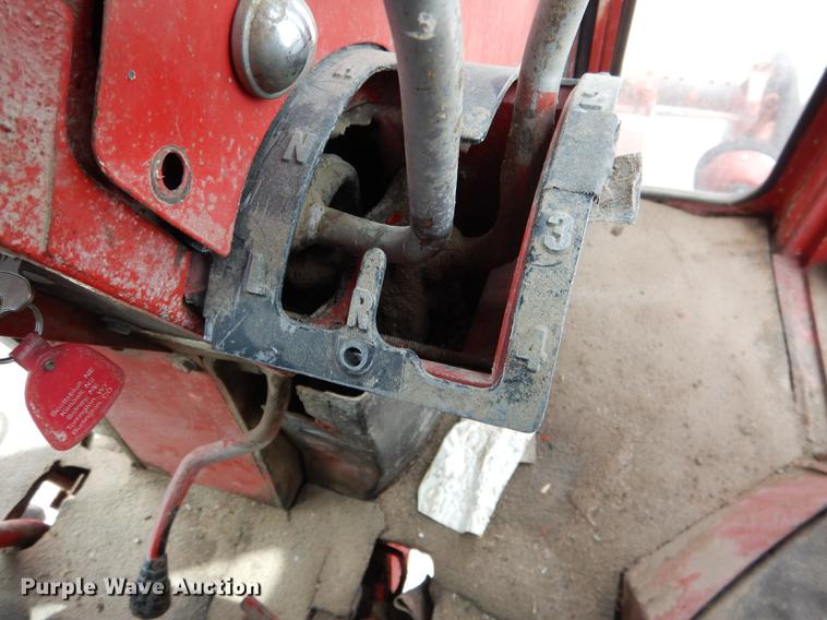 image for item DG5763 International 1468 tractor