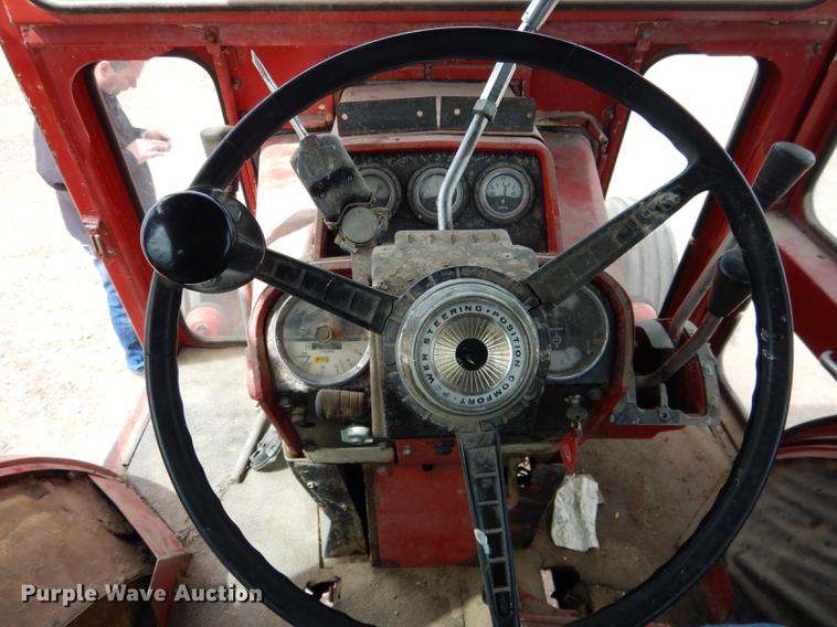 image for item DG5763 International 1468 tractor