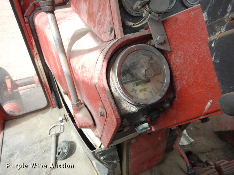 image for item DG5763 International 1468 tractor