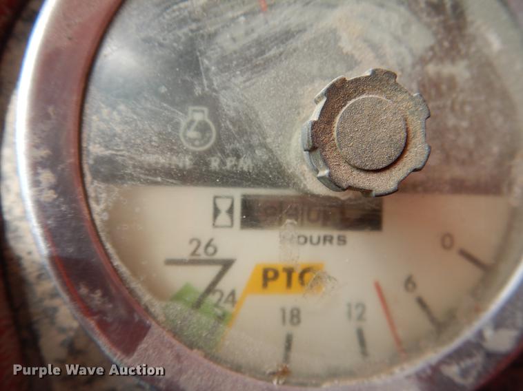 image for item DG5763 International 1468 tractor