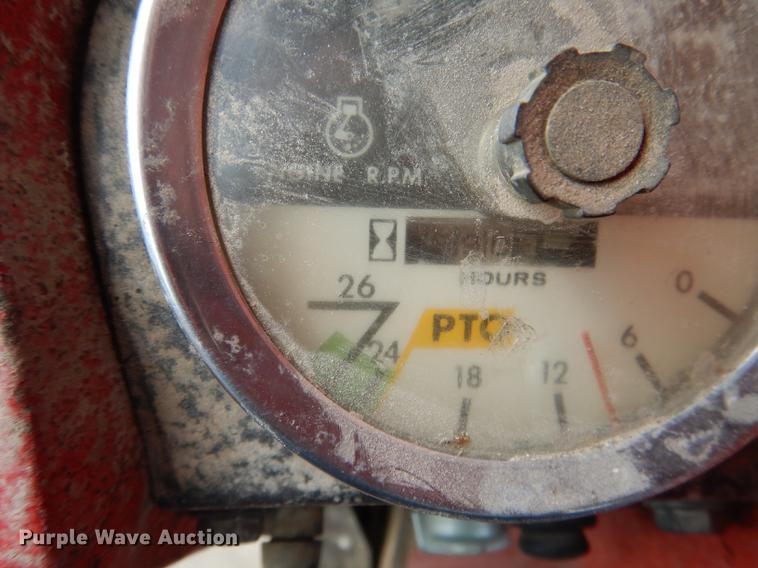 image for item DG5763 International 1468 tractor