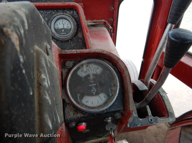 image for item DG5763 International 1468 tractor