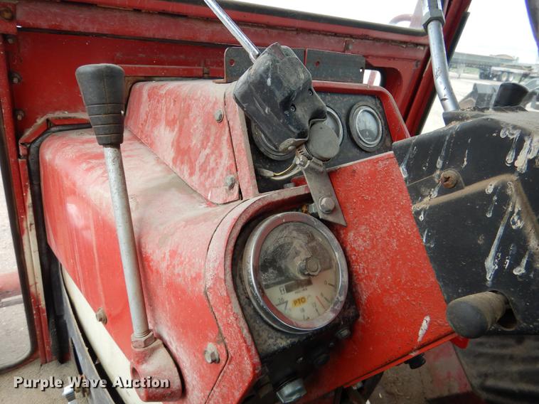 image for item DG5763 International 1468 tractor