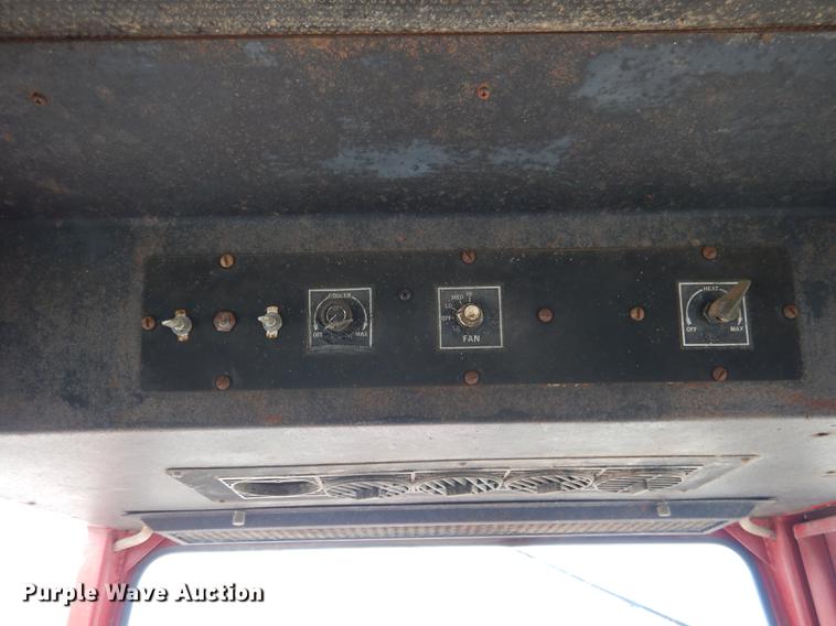 image for item DG5763 International 1468 tractor