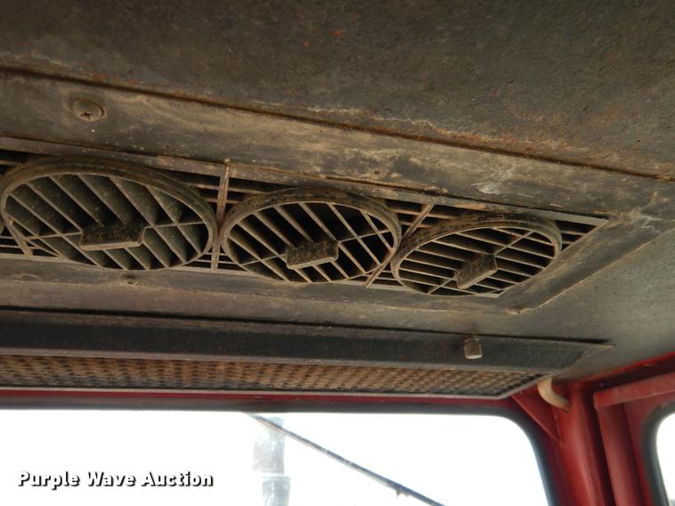 image for item DG5763 International 1468 tractor