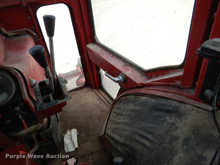 image for item DG5763 International 1468 tractor