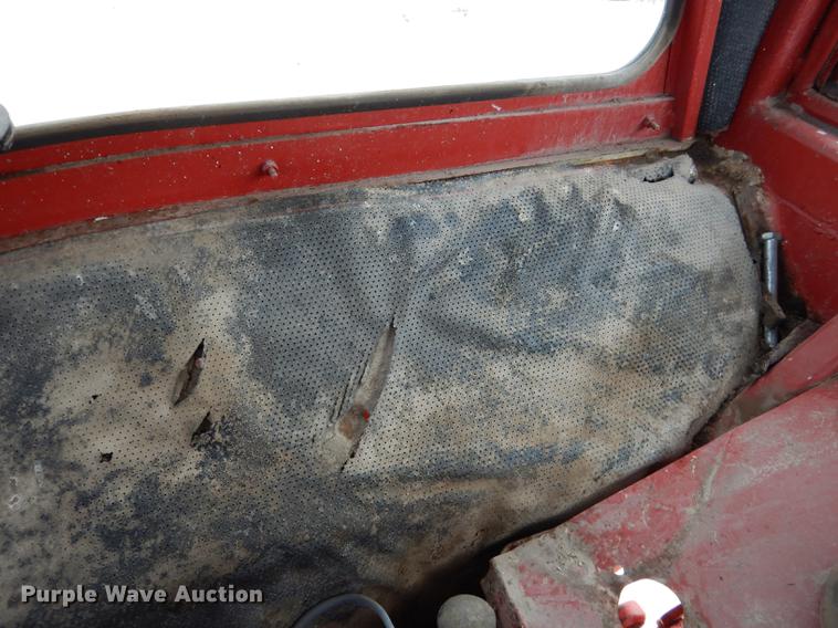 image for item DG5763 International 1468 tractor