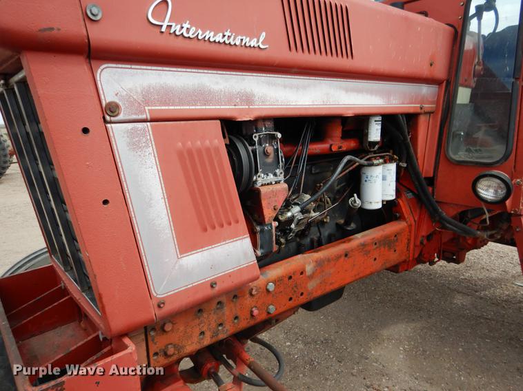 image for item DG5763 International 1468 tractor