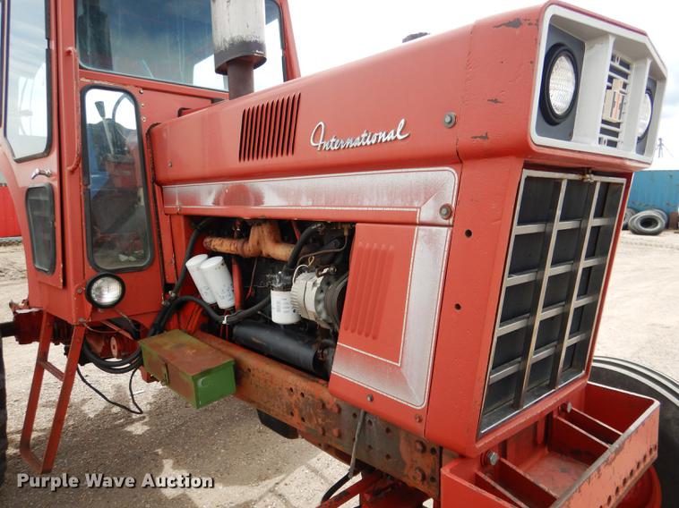 image for item DG5763 International 1468 tractor