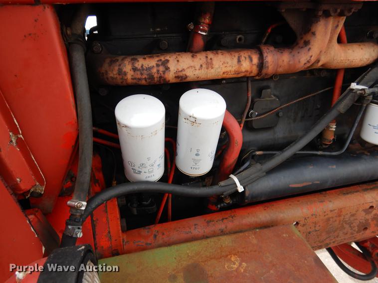 image for item DG5763 International 1468 tractor