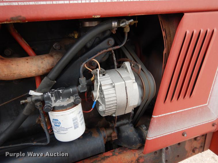 image for item DG5763 International 1468 tractor