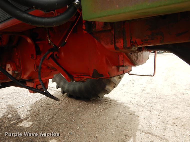 image for item DG5763 International 1468 tractor