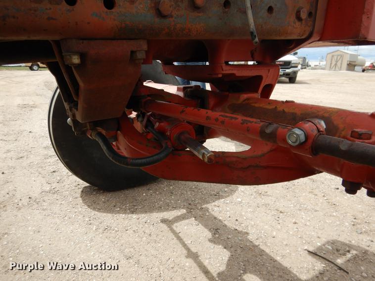 image for item DG5763 International 1468 tractor