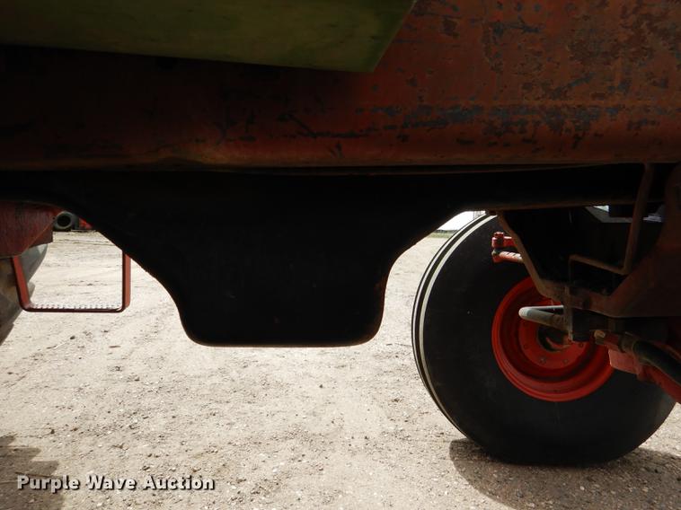 image for item DG5763 International 1468 tractor