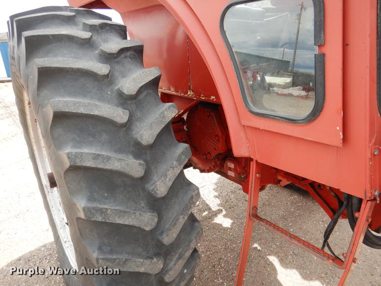 image for item DG5763 International 1468 tractor