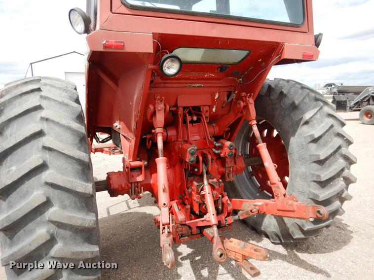 image for item DG5763 International 1468 tractor