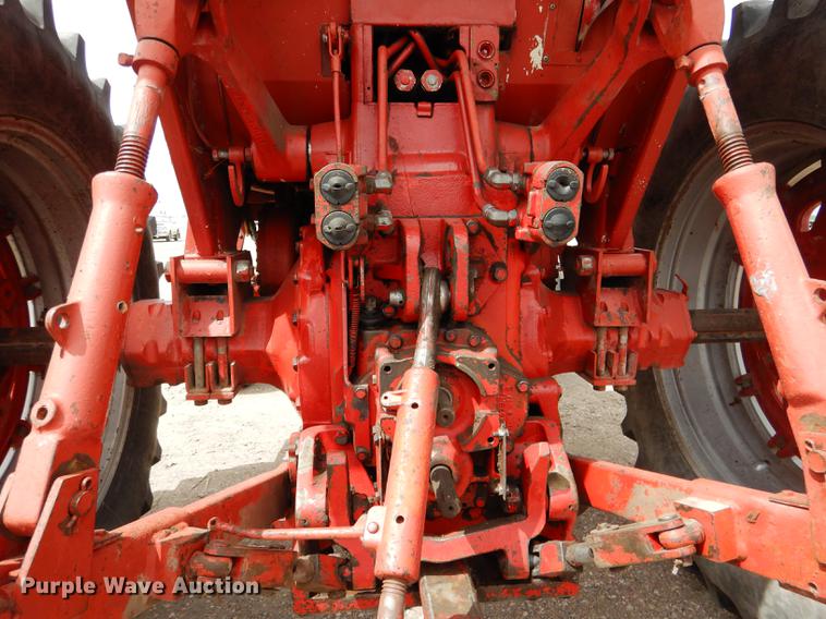 image for item DG5763 International 1468 tractor