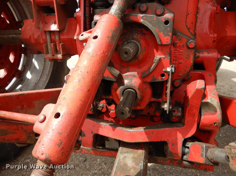 image for item DG5763 International 1468 tractor