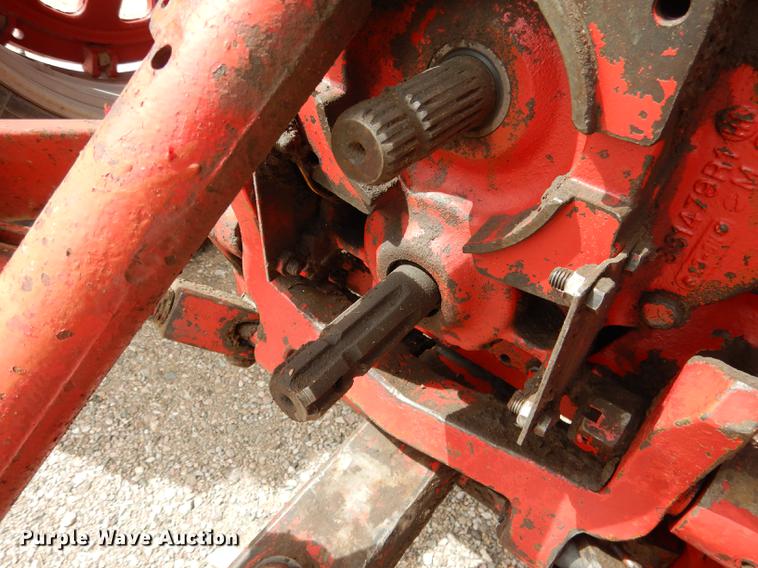 image for item DG5763 International 1468 tractor