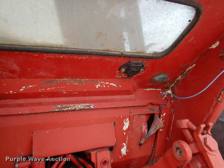 image for item DG5763 International 1468 tractor