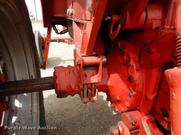 image for item DG5763 International 1468 tractor