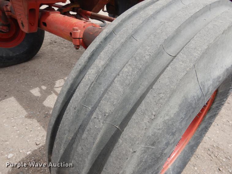 image for item DG5763 International 1468 tractor