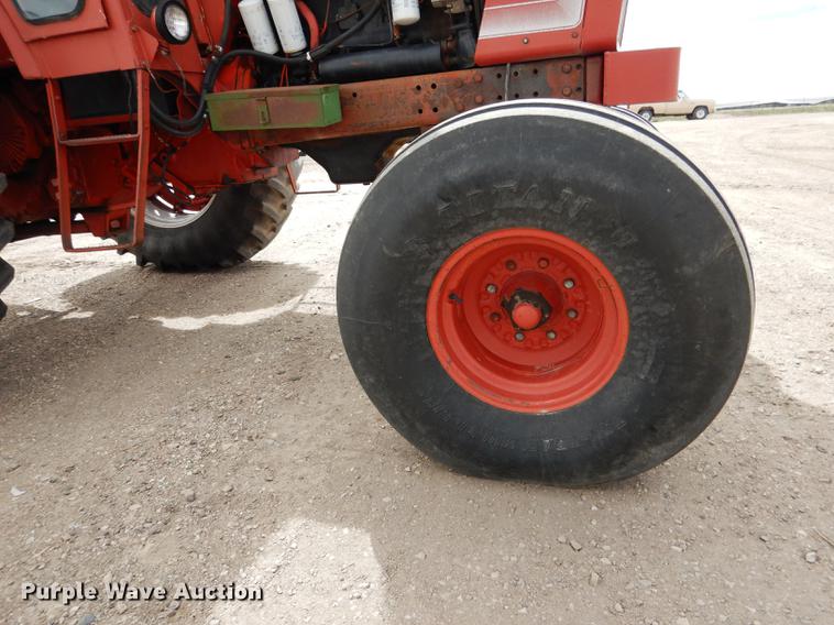 image for item DG5763 International 1468 tractor