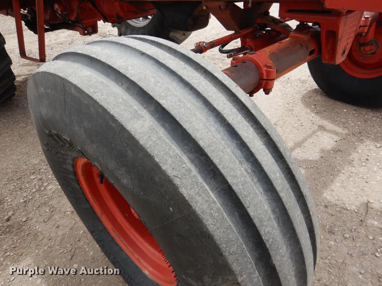 image for item DG5763 International 1468 tractor