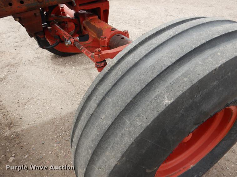 image for item DG5763 International 1468 tractor